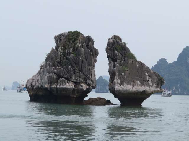 ハロン湾の奇岩 闘鶏岩