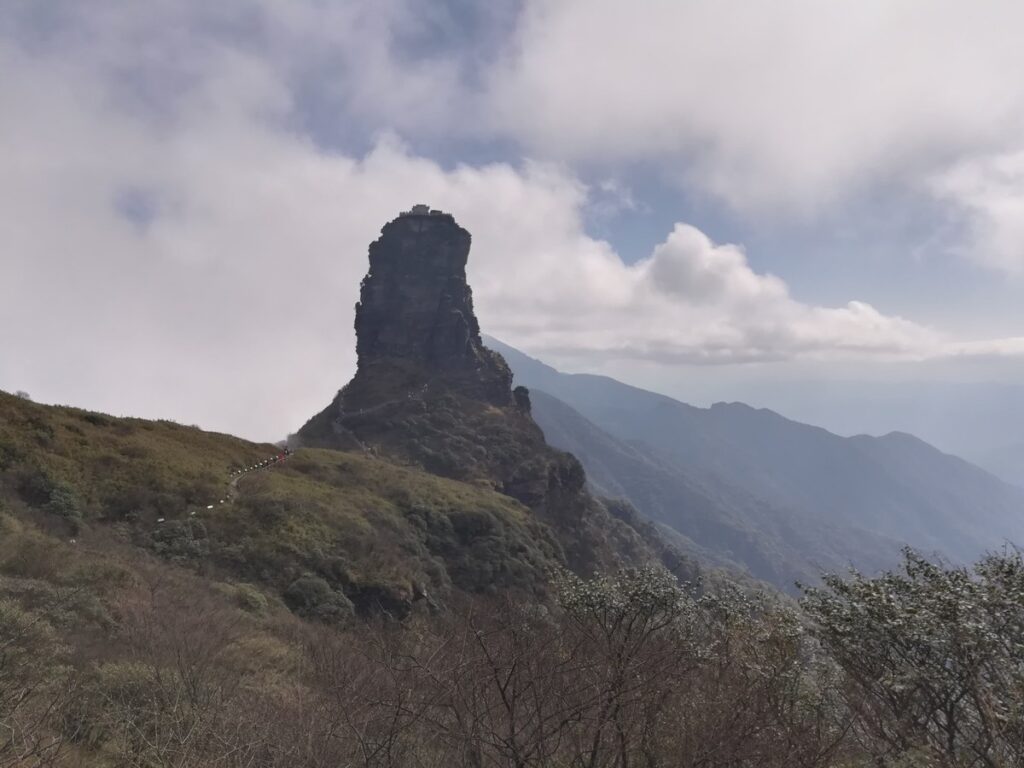 梵浄山の紅雲金頂(新金頂)の岩峰