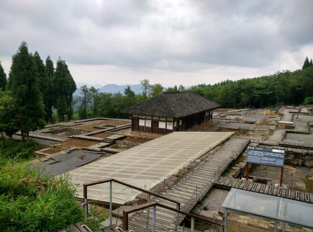 発掘調査された海龍屯の新王宮遺址（土司の官邸跡）
