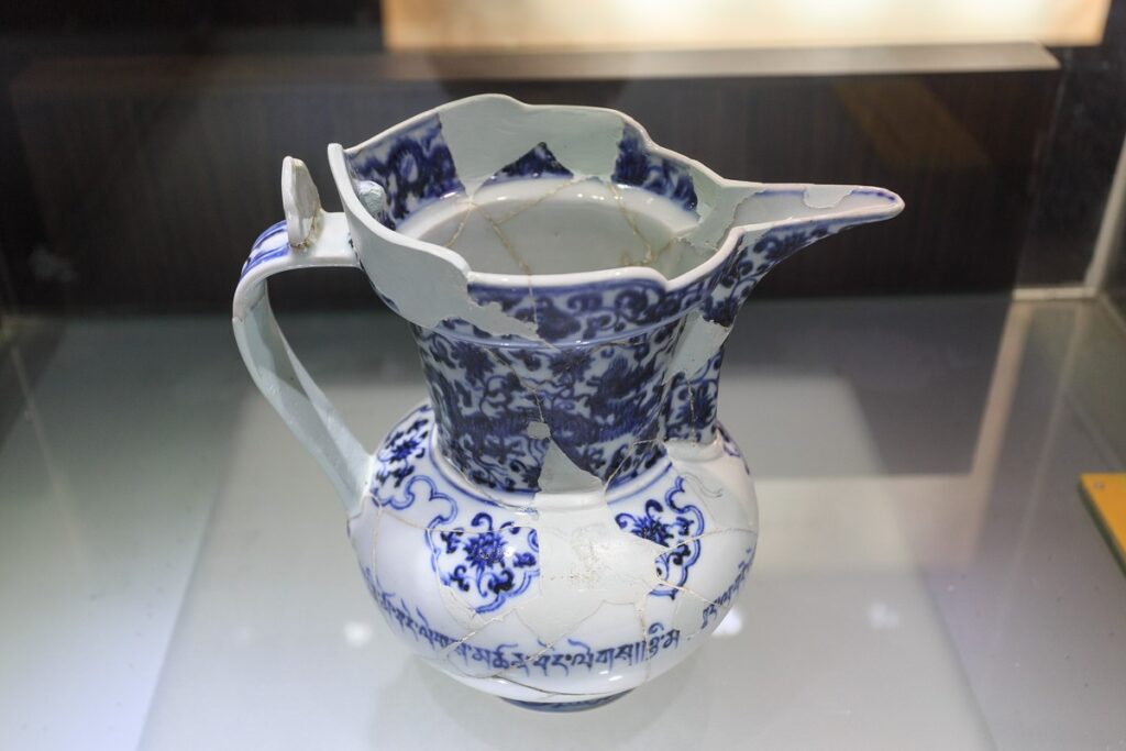 景徳鎮の御窯廠跡で展示されている明・宣徳年間の青花（染付）の僧帽壺