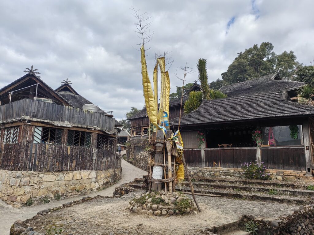 景邁山の翁基古寨の村の中心（寨心）と高床式の木造家屋
