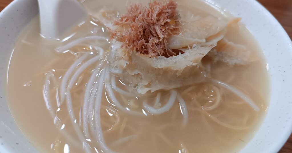 マカオの食堂の麺料理