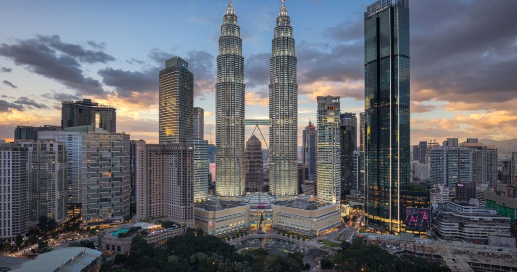クアラルンプールのペトロナスツインタワー(夕景)