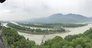青城山と都江堰の灌漑施設の写真
