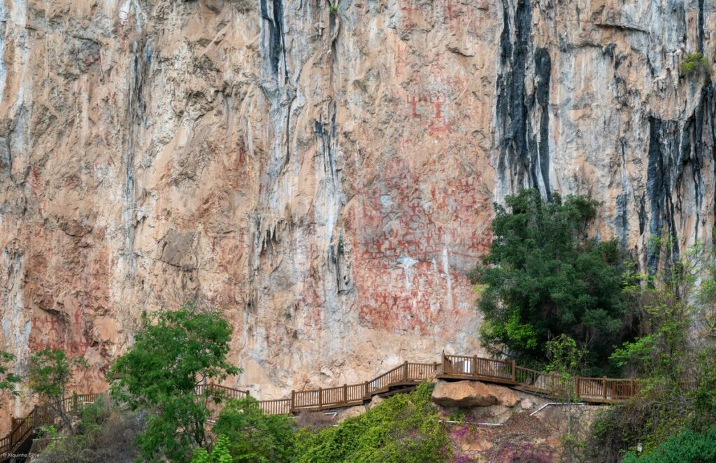 岩絵が描かれた花山の断崖と、崖下の見学用の木道